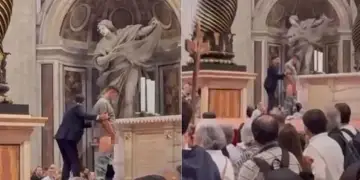 Skandal në Vatikan/ Burri urinon në altarin e Shën Pjetrit, Papa Leo XIV i tronditur nga akti