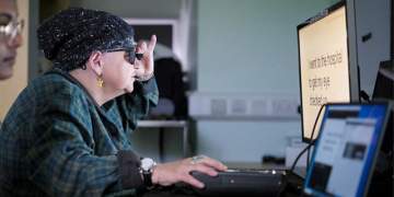 Shkenca bën mrekulli: Implanti revolucionar që u rikthen shikimin të verbërve