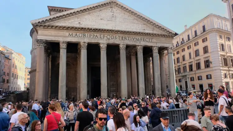 Tragjedi në Romë: Turisti japonez humb jetën pasi bie nga muri i jashtëm i Panteonit