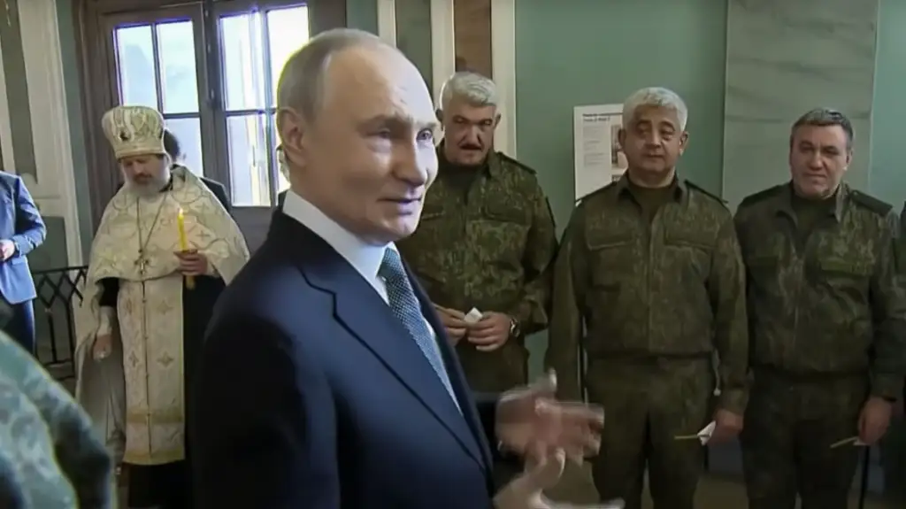 Video/ Putin festoi ditëlindjen e tij në varret e carëve në Shën Petersburg me gjeneralët e tij