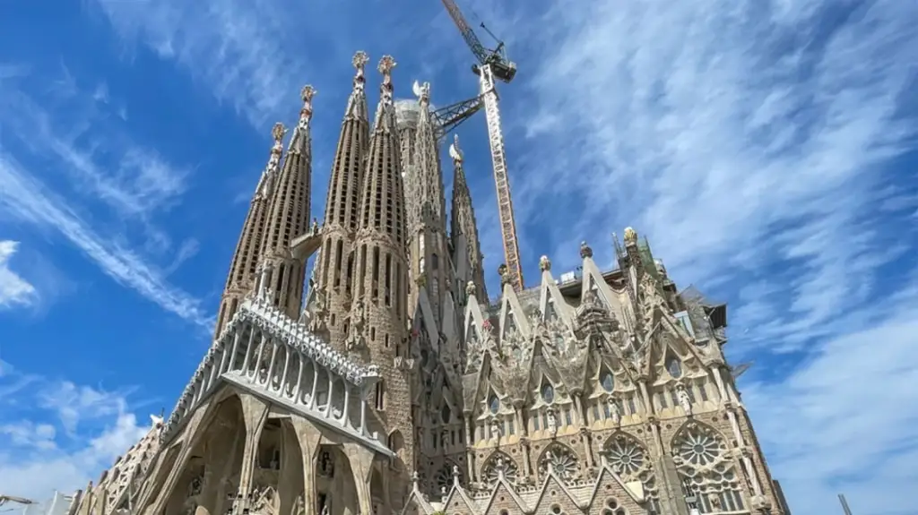 Pas 142 vitesh punime, Sagrada Familia arrin kulmin historik prej 162.91 metrash
