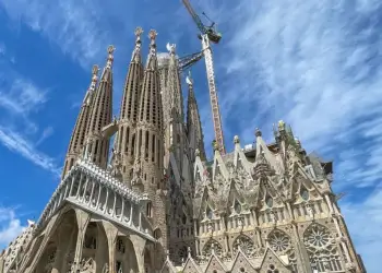 Pas 142 vitesh punime, Sagrada Familia arrin kulmin historik prej 162.91 metrash