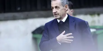 “Mirë se erdhe Sarkozi”/ Si e pritën të burgosurit ish-presidentin francez në burgun Le Sante