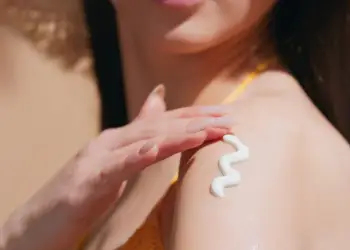 Skandali i kremrave kundër diellit në Australi! Në letër ishte SPF 50+, por realiteti ishte ndryshe