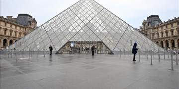 3 ditë pasi u vodhën xhevahire me vlerë 88 milionë euro, rihapet Muzeu i Luvrit