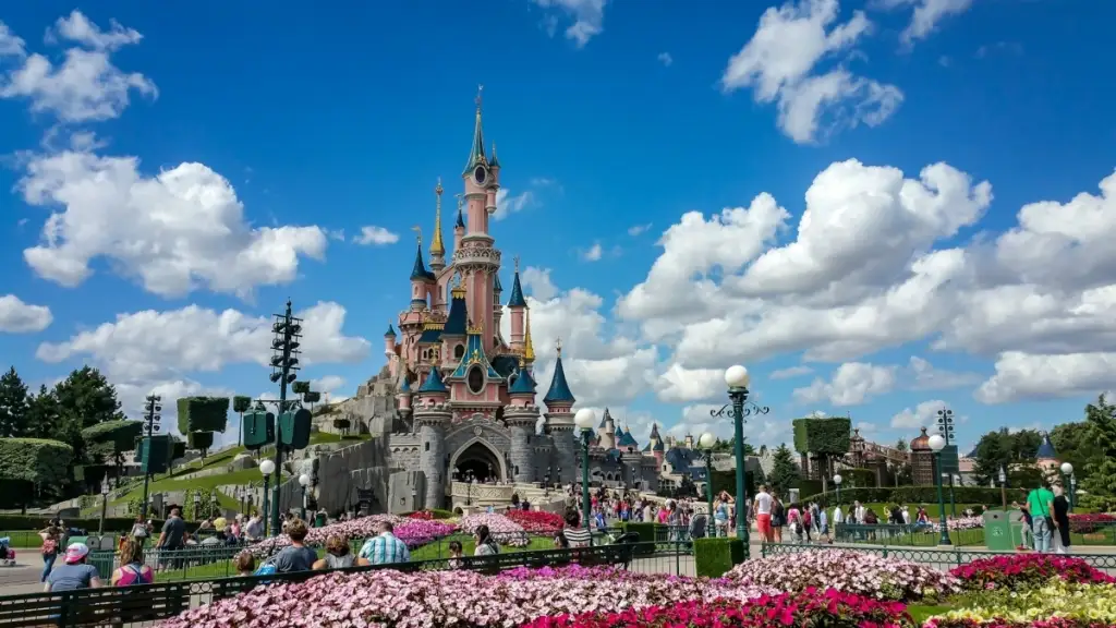 Çfarë do të thotë ‘kodi me tre fishkëllima’ në resortet e Disney-t?