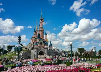 Çfarë do të thotë ‘kodi me tre fishkëllima’ në resortet e Disney-t?