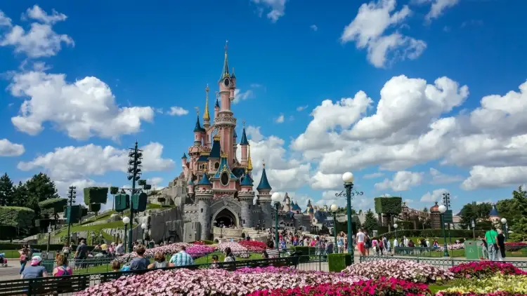 Çfarë do të thotë ‘kodi me tre fishkëllima’ në resortet e Disney-t?