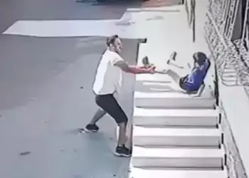 E rëndë në Turqi! Një burrë ndjek një fëmijë 7-vjeçar, e ngre peshë dhe e hedh nga një lartësi