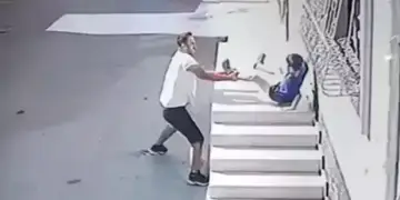 E rëndë në Turqi! Një burrë ndjek një fëmijë 7-vjeçar, e ngre peshë dhe e hedh nga një lartësi