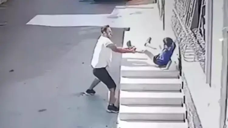 E rëndë në Turqi! Një burrë ndjek një fëmijë 7-vjeçar, e ngre peshë dhe e hedh nga një lartësi