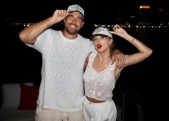 Travis Kelce ngatërron gruan e Hugh Grant me regjisoren Greta Gerwig! Taylor Swift tregon momentin gazmor në “Eras Tour”