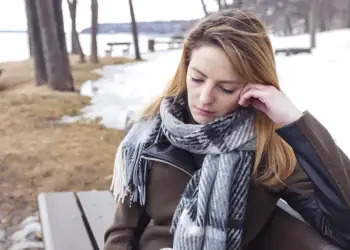 A po ju sjell moti i ftohtë në humor të keq? Ja çfarë po ndodh me trupin dhe mendjen tuaj