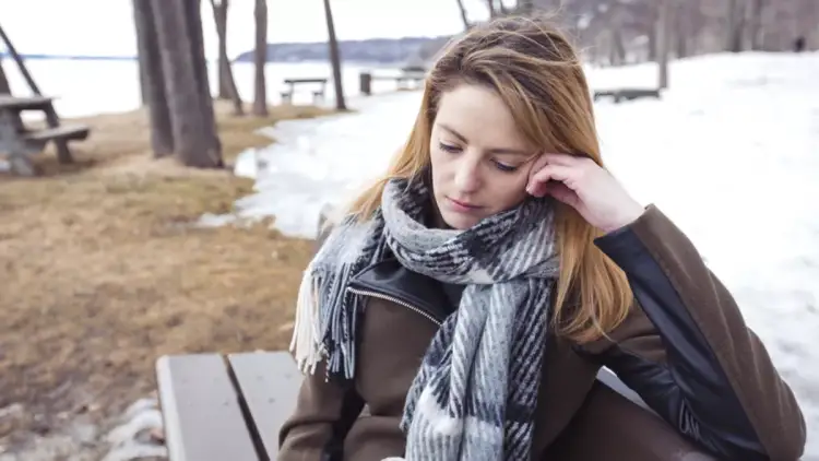 A po ju sjell moti i ftohtë në humor të keq? Ja çfarë po ndodh me trupin dhe mendjen tuaj