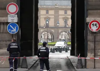 Dy të arrestuarit pranuan “pjesërisht” pjesëmarrjen e tyre në grabitjen e Luvrit