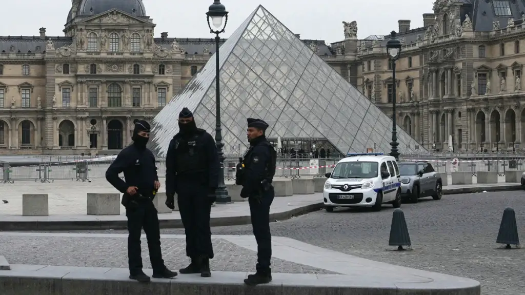 Vjedhja e bujshme në Muzeun e Luvrit në Paris, policia franceze arreston dy persona