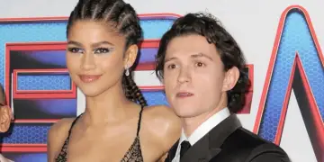 Tom Holland korrigjon gazetarin që e quajti Zendaya-n “të dashurën e tij”