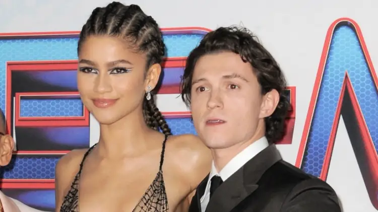 Tom Holland korrigjon gazetarin që e quajti Zendaya-n “të dashurën e tij”