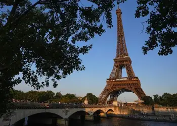 A do ta shkatërrojë vërtet Parisi Kullën Eiffel vitin e ardhshëm?