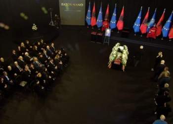 Sot homazhet për Fatos Nanon, arkëmorti mbërrin në Pallatin e Kongreseve