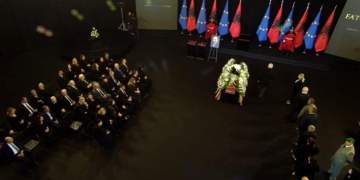 Sot homazhet për Fatos Nanon, arkëmorti mbërrin në Pallatin e Kongreseve