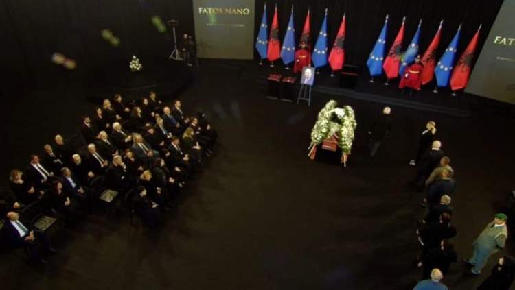 Sot homazhet për Fatos Nanon, arkëmorti mbërrin në Pallatin e Kongreseve