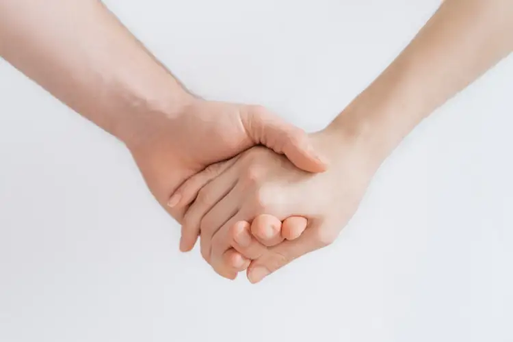 Pse e ke të vështirë të heqësh dorë nga marrëdhënie të dhimbshme?