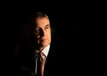 Dëbimi nga Familja Mbretërore! Emri i Princit Andrew hiqet nga pllakat e luftës