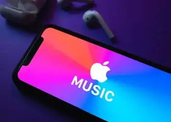 Apple Music publikon tetë lista këngësh me këngët më të mira të vitit 2025