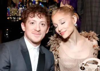 Romanca drejt fundit? Çfarë po ndodh mes Ariana Grande dhe Ethan Slater?