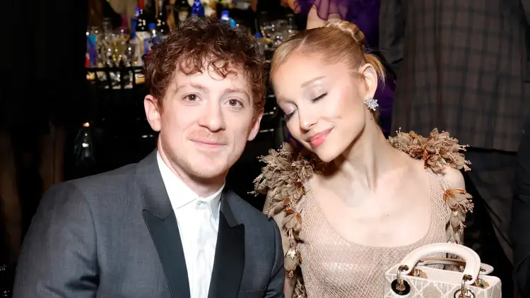 Romanca drejt fundit? Çfarë po ndodh mes Ariana Grande dhe Ethan Slater?