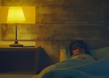 Studimi: Drita artificiale gjatë natës rrit rrezikun për sëmundje të zemrës
