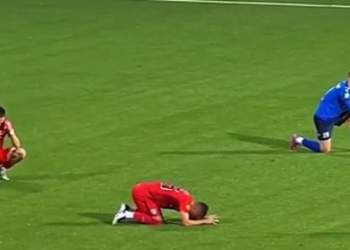 Momenti kur lojtarët mësuan se trajneri i tyre, ish-futbollisti i Tiranës humbi jetën (VIDEO)