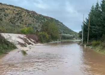Përmbytje/ Qeveria i paralajmëroi, por infrastruktura i nxjerr zbuluar, rrugë të çara, ura të shembura, banorët në ujë