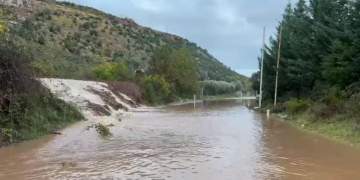 Përmbytje/ Qeveria i paralajmëroi, por infrastruktura i nxjerr zbuluar, rrugë të çara, ura të shembura, banorët në ujë