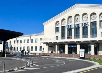 Alarm droni në Aeroportin e Vilniusit, bllokohet përkohësisht hapësira ajrore në Lituani