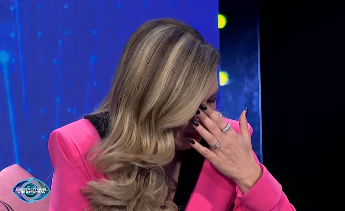 Leonora Jakupi shpërthen në lot gjatë ‘BBVK’: Historia ime është shumë e rëndë