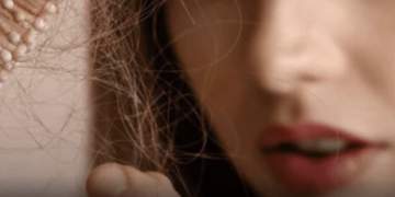 Studim: Pirja e duhanit shkakton rënie të flokëve dhe thinja të parakohshme