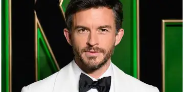 Jonathan Bailey, “Burri më i Seksi i Botës për 2025”! Sa vlen pasuria e tij?