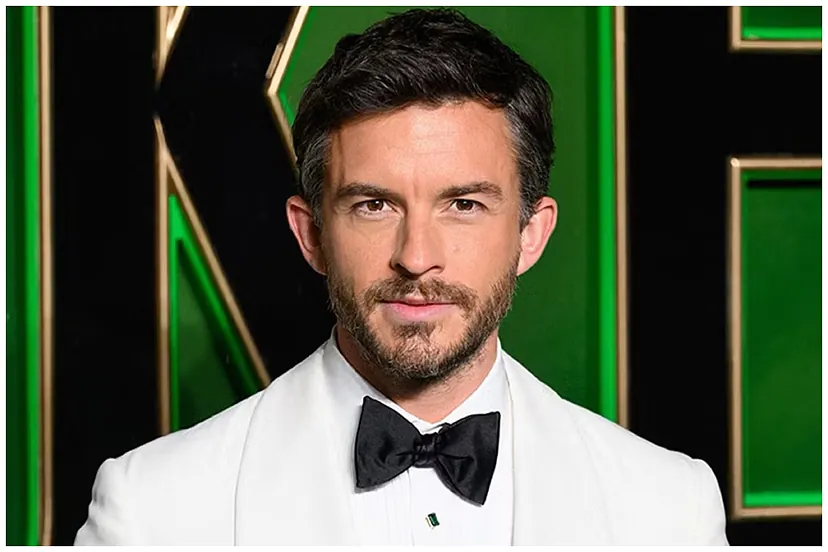 Jonathan Bailey, “Burri më i Seksi i Botës për 2025”! Sa vlen pasuria e tij?