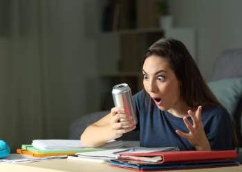 Një pije energjike në ditë mund të bllokojë rritjen e muskujve deri në 90%