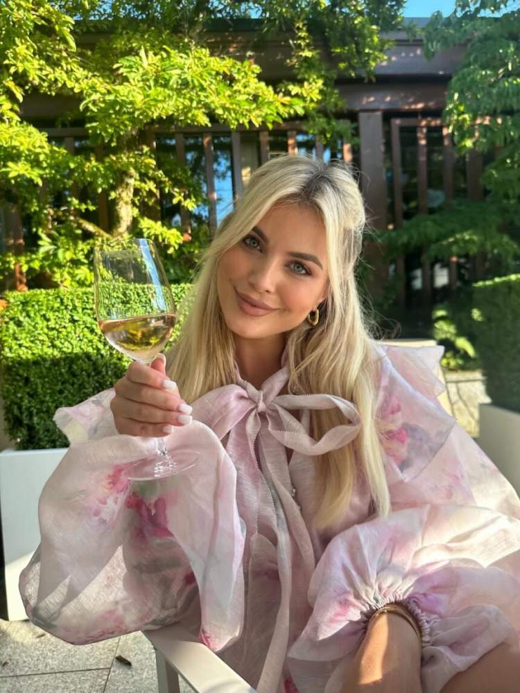 Pas fejesës, Afrona Dika drejt altarit?