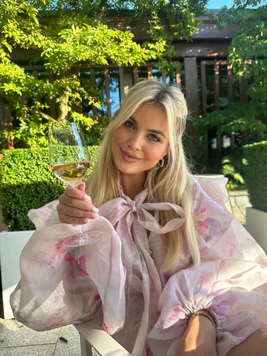 Pas fejesës, Afrona Dika drejt altarit?