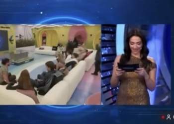 Gafa epike e Jonida Vokshit gjatë prezantimit të BBVK, lexon fjalët e skaletës që supozohet të ishin udhëzime vetëm për të