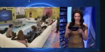 Gafa epike e Jonida Vokshit gjatë prezantimit të BBVK, lexon fjalët e skaletës që supozohet të ishin udhëzime vetëm për të