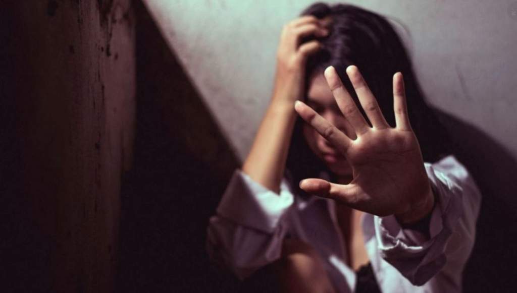 Tronditëse në Greqi/ Nëna shqiptare dhunon vajzën 14-vjeçare shtatzënë, adoleshentja humb foshnjën