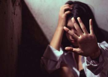 Tronditëse në Greqi/ Nëna shqiptare dhunon vajzën 14-vjeçare shtatzënë, adoleshentja humb foshnjën