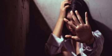 Tronditëse në Greqi/ Nëna shqiptare dhunon vajzën 14-vjeçare shtatzënë, adoleshentja humb foshnjën