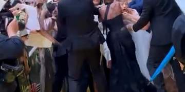 Ariana Grande sulmohet nga një fans në premieren e “Wicked” në Singapor