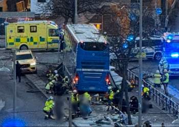 Kaos në Stokholm: Autobusi shkatërron stacionin, disa të plagosur rëndë